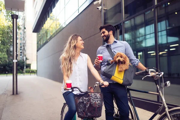 Attraktive Frau Und Schöner Mann Verbringen Zeit Mit Hund Und — Stockfoto