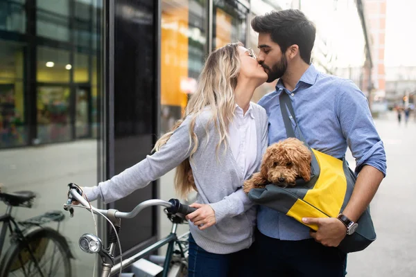 Mujer Atractiva Hombre Guapo Pasar Tiempo Junto Con Perro Las — Foto de Stock