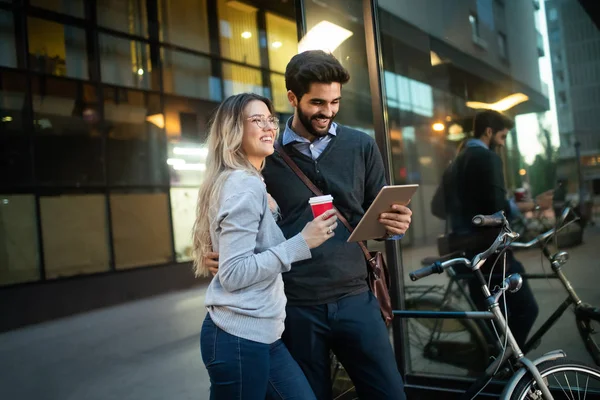 Jovem Casal Feliz Sorrindo Usando Tecnologia Cidade — Fotografia de Stock