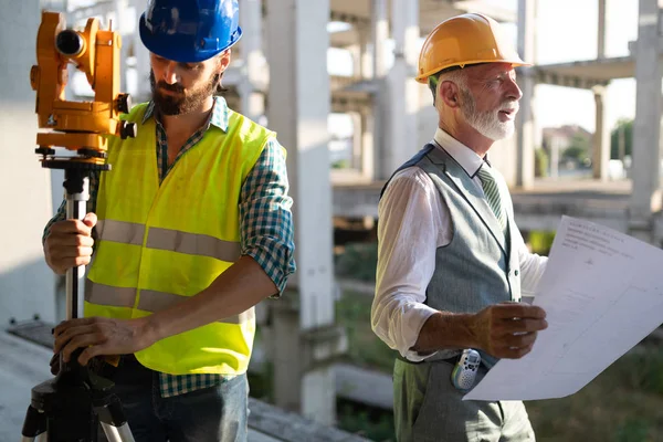 Ingenjör Förman Och Arbetstagare Diskuterar Och Arbetar Byggarbetsplatsen — Stockfoto