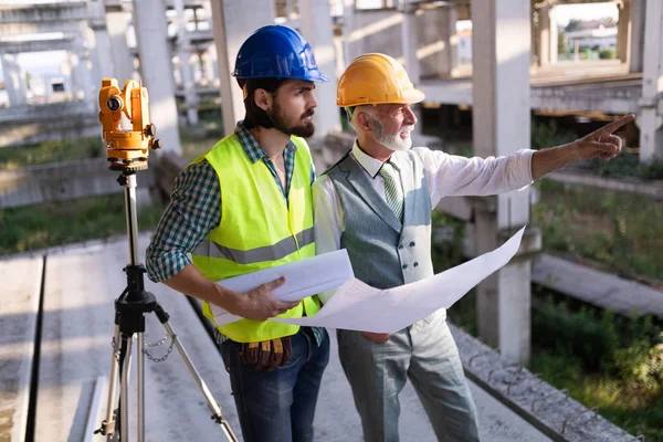 Ingenjör Förman Och Arbetstagare Diskuterar Och Arbetar Byggarbetsplatsen — Stockfoto