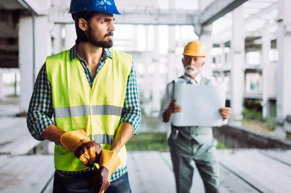 Ingegnere Caposquadra Lavoratore Che Discutono Lavorano Nel Cantiere — Foto Stock