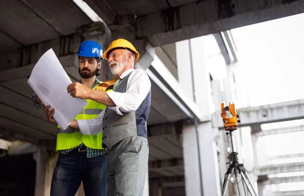 Fiducioso Team Architetti Ingegneri Che Lavorano Insieme Nel Moderno Cantiere — Foto Stock