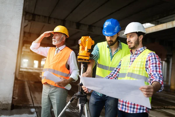 Ingenieur Und Bauleiter Arbeiten Mit Entwürfen Und Plänen — Stockfoto