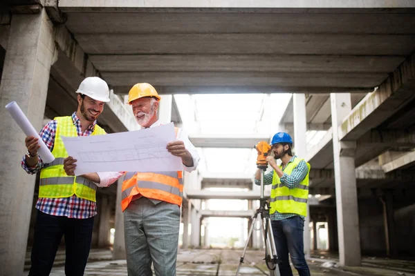 Bauingenieure Diskutieren Mit Architekten Auf Baustelle Oder Baustelle — Stockfoto