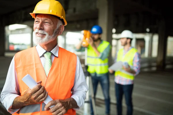 Pewny Siebie Zespół Architektów Inżynierów Pracujących Razem Nowoczesnym Placu Budowy — Zdjęcie stockowe