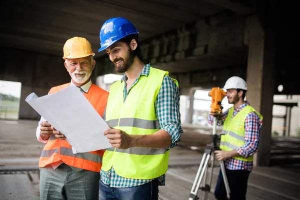 Grupp Byggingenjörer Som Arbetar Byggarbetsplats Och Ledning Byggarbetsplatsen — Stockfoto