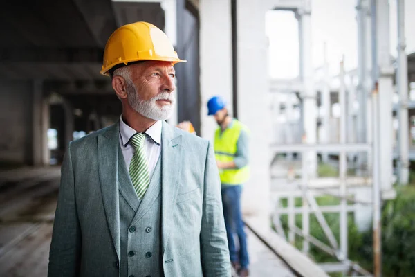 Porträt Eines Gut Aussehenden Reifen Ingenieurs Architekten Geschäftsmannes Auf Der — Stockfoto