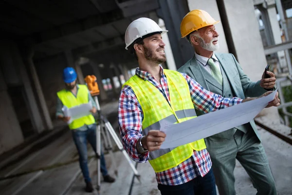 Discussão Engenheiros Construção Com Arquitetos Canteiro Obras Canteiro Obras — Fotografia de Stock