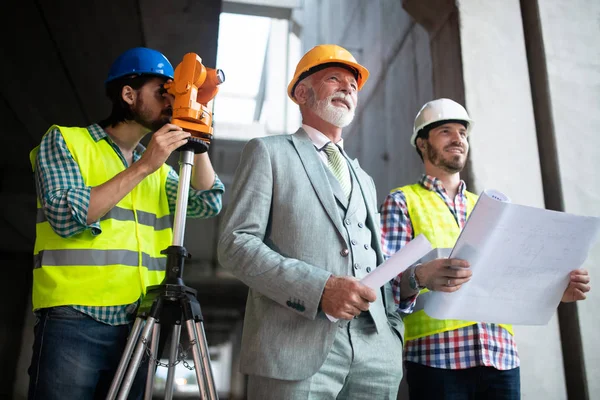 Tým Architektů Inženýrů Skupině Staveništi Zkontrolujte Dokumenty Pracovní Postupy — Stock fotografie