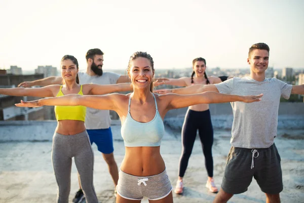 Gün Doğuşunda Açık Havada Eğitim Mutlu Fit Genç Insanlar Arkadaşları — Stok fotoğraf