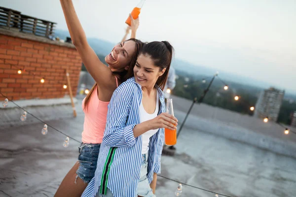 Szczęśliwi Przyjaciele Urządzający Imprezę Dachu Zabawa Lato Koncepcja Miejskiego Stylu — Zdjęcie stockowe