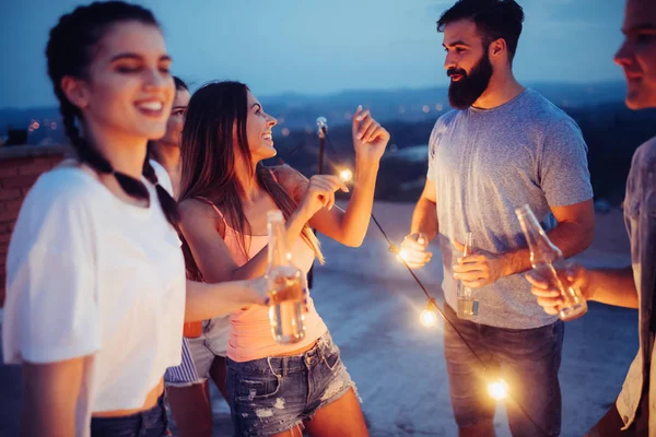 Gruppo Amici Felici Che Fanno Festa Sul Tetto — Foto Stock