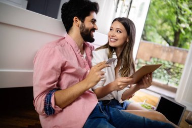 Dizüstü rezervasyon tatil ile katta oturan genç çift