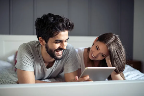 Pareja Pasar Tiempo Libre Una Tableta Casa — Foto de Stock