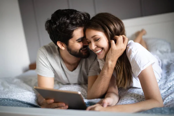Couple Heureux Amoureux Utilisant Une Tablette Pyjama Maison — Photo