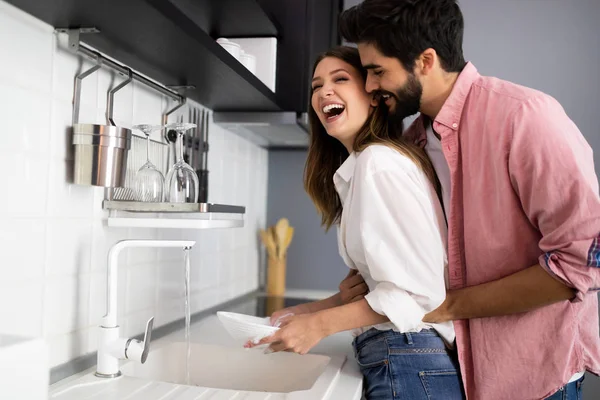 Pareja Joven Lavando Platos Cocina Mientras Divierten Abrazan — Foto de Stock