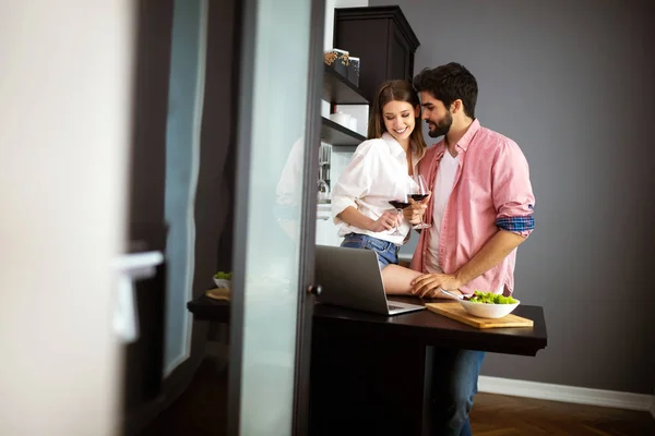 Pareja Feliz Disfrutando Del Desayuno Juntos Casa — Foto de Stock