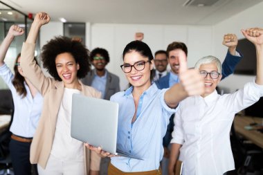 Başarılı şirket modern ofis mutlu işçiler ile