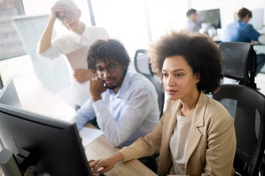 Ofisteki insanlardan oluşan başarılı bir iş grubu.