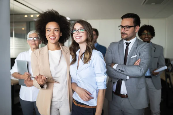 Başarılı şirket modern ofis mutlu işçiler ile
