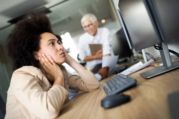 Ung Svart Affärskvinna Som Har Stress Och Smärta Kontoret — Stockfoto