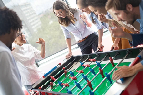 Colaboradores Jugando Futbolín Ralaxing Descanso Del Trabajo —  Fotos de Stock