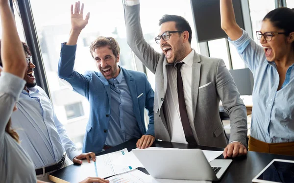 Equipo Negocios Que Celebra Buen Trabajo Oficina Moderna — Foto de Stock