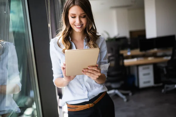 Succès Jeune Femme Affaires Regardant Confiant Souriant — Photo