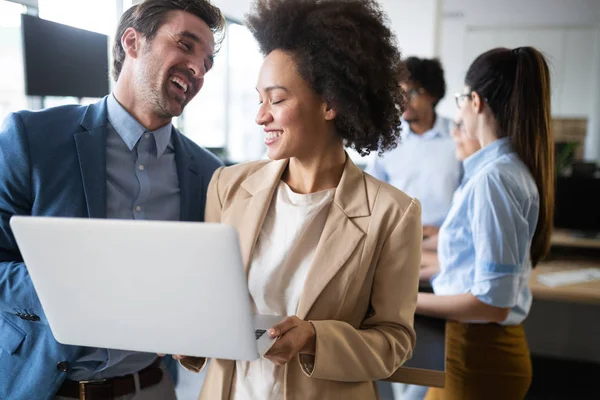 Glückliche Smarte Geschäftsleute Feiern Erfolg Unternehmen — Stockfoto