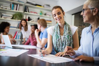 Modern ofiste başarılı bir iş adamı grubu
