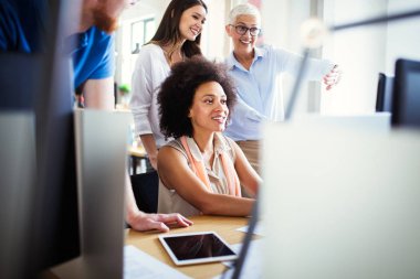 Modern bilişim şirketinde işbirliği yapan programcılar uygulama geliştiriyor
