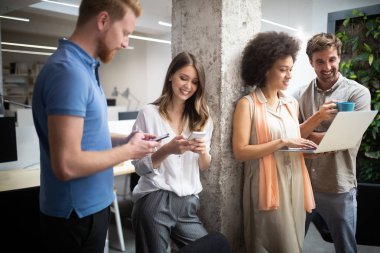Modern ofiste iş projesi üzerinde çalışan yaratıcı iş adamları