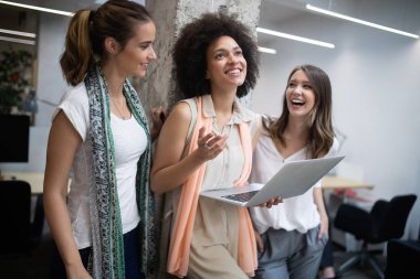 Modern ofiste iş projesi üzerinde çalışan yaratıcı iş adamları