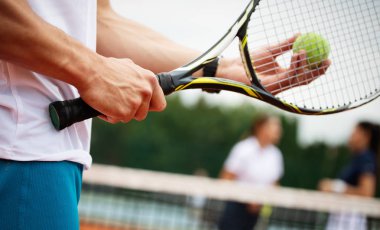Mutlu birlikte tenis oynayan kişiye kadar uygun. Spor kavramı