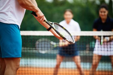 Tenisçi tenis topu maç sırasında hizmet hazırlar