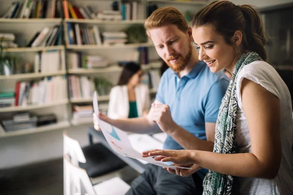 Framgångsrik Grupp Affärsmän Jobbet Moderna Kontor — Stockfoto