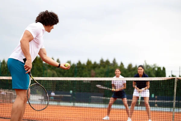 Glückliche Fitte Menschen Die Zusammen Tennis Spielen Sportkonzept — Stockfoto