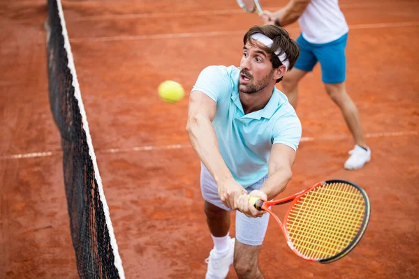 Gente Feliz Jugando Tenis Juntos Concepto Deportivo —  Fotos de Stock