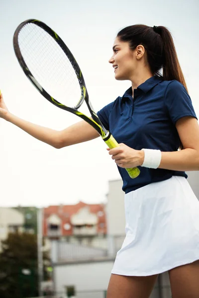 Kvinnliga Spelare Leende Medan Håller Racketen Tennismatch — Stockfoto