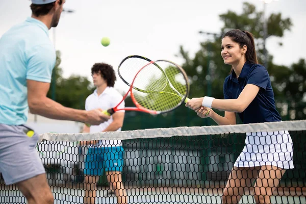 Glückliche Fitte Menschen Die Zusammen Tennis Spielen Sportkonzept — Stockfoto