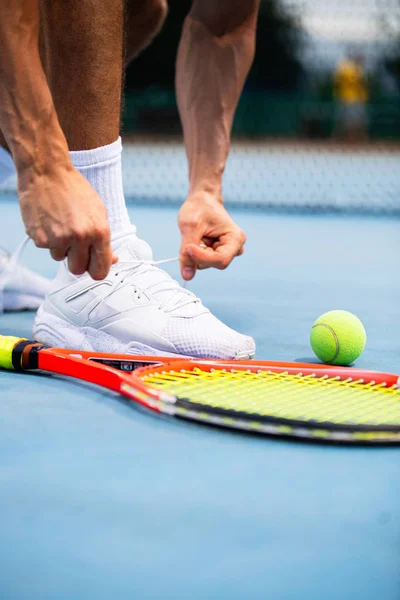 Tennis Atlet Spelare Blir Redo Binda Skosnören Spelet Utomhus — Stockfoto