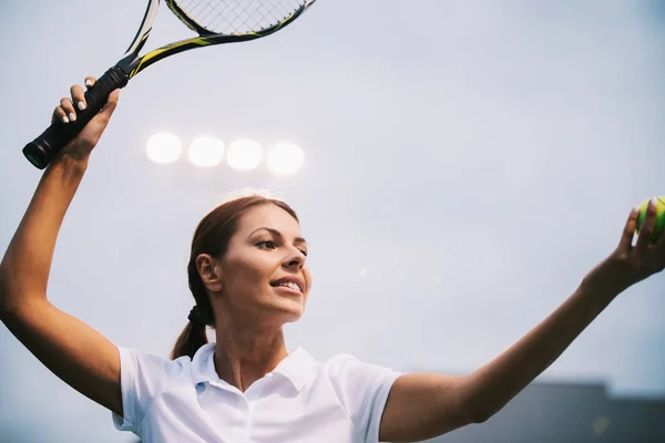 Spielerin Lächelt Während Sie Während Des Tennisspiels Den Schläger Der — Stockfoto