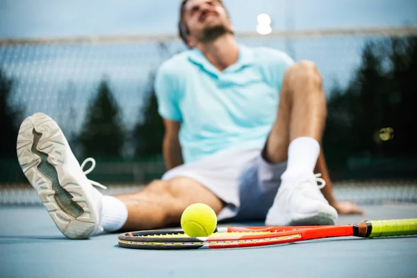 Trött Tennisspelare Man Domstol Med Racket — Stockfoto