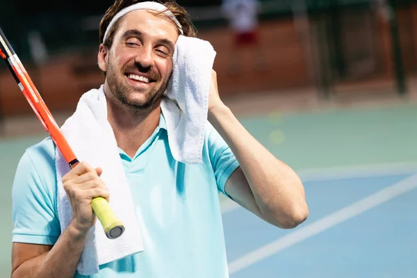 Trött Tennisspelare Man Med Handduk Efter Träning Tennisbana — Stockfoto
