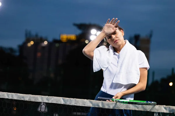 Portré Gyönyörű Törölgetve Izzadság Után Intenzív Gyakorlat Teniszpálya — Stock Fotó