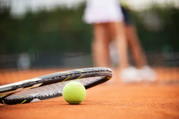 Gente Feliz Jugando Tenis Juntos Concepto Deportivo —  Fotos de Stock