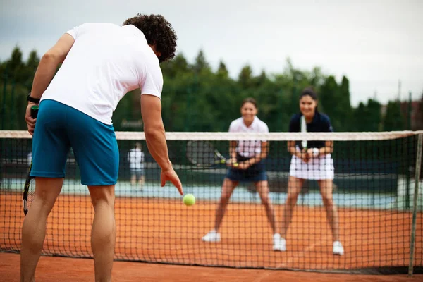 Boldog Ember Együtt Játszott Tenisz Illik Sport Koncepció — Stock Fotó