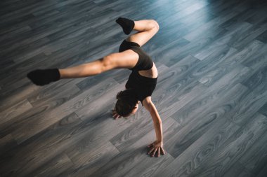 Güzel kız pratik ve modern bale dans egzersiz