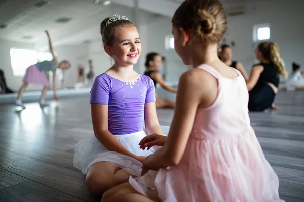 Grupo Niños Forma Ejercitando Ballet Estudio Juntos — Foto de Stock
